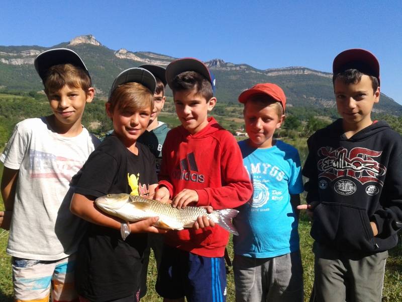 Camp pêche pour jeunes dans le Puy-de-Dôme1