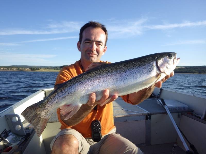 Journée de pêche aux carnassiers sur le lac de Villefort