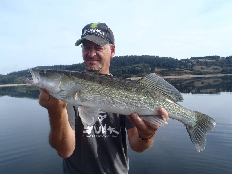 Pêche aux carnassiers sur le lac de Pareloup