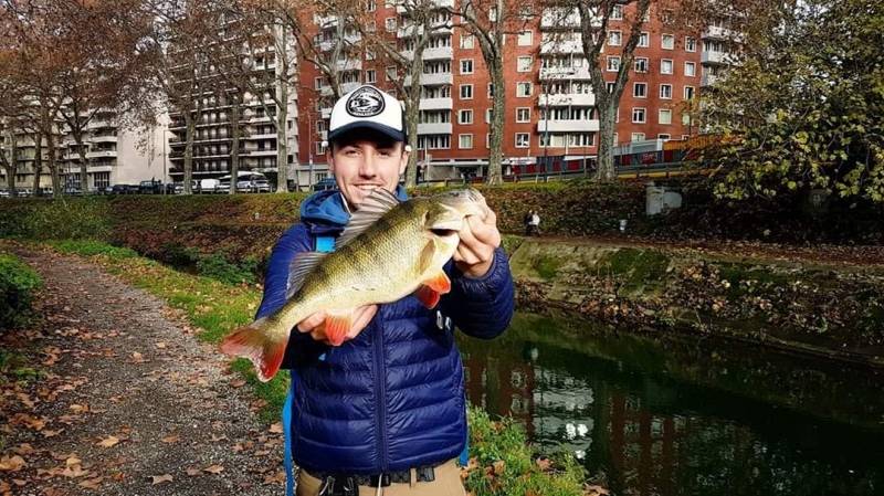 Pêche dans le canal du midi à Toulouse