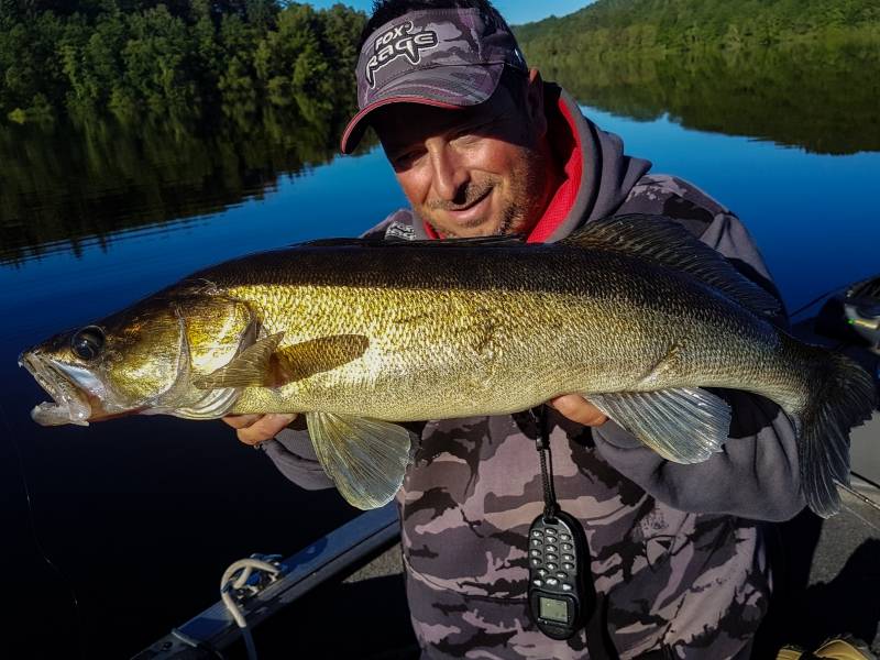 Pêche des carnassiers sur le lac de Vassivière
