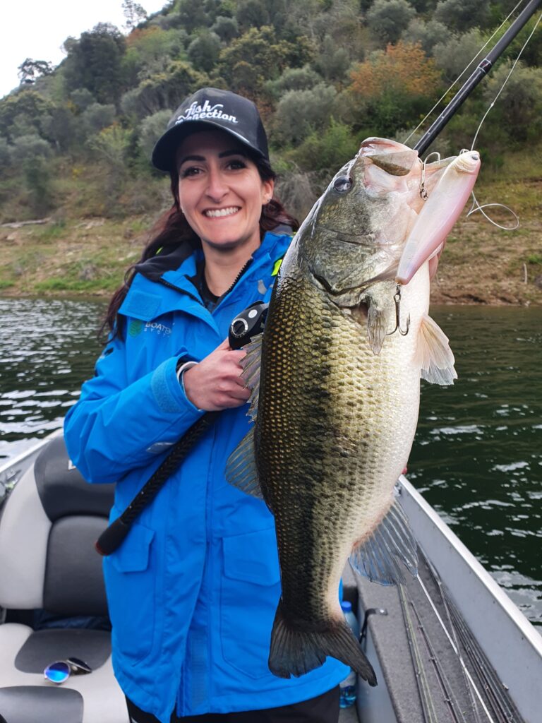 meilleur moulinet casting 2024 Charlie pose avec un bass capturé sur evergreen gigantes et moulinet ZPI alcance