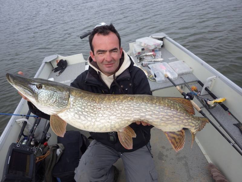 Journée de pêche au brochet sur le lac de Charpal